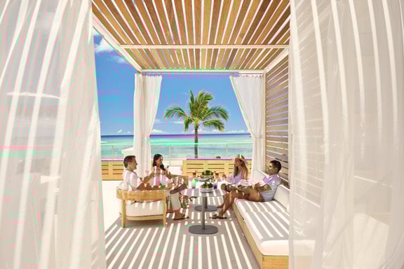 Cabana bei Voyager47 Club Lounge im OUTRIGGER Reef Waikiki Beach Resort