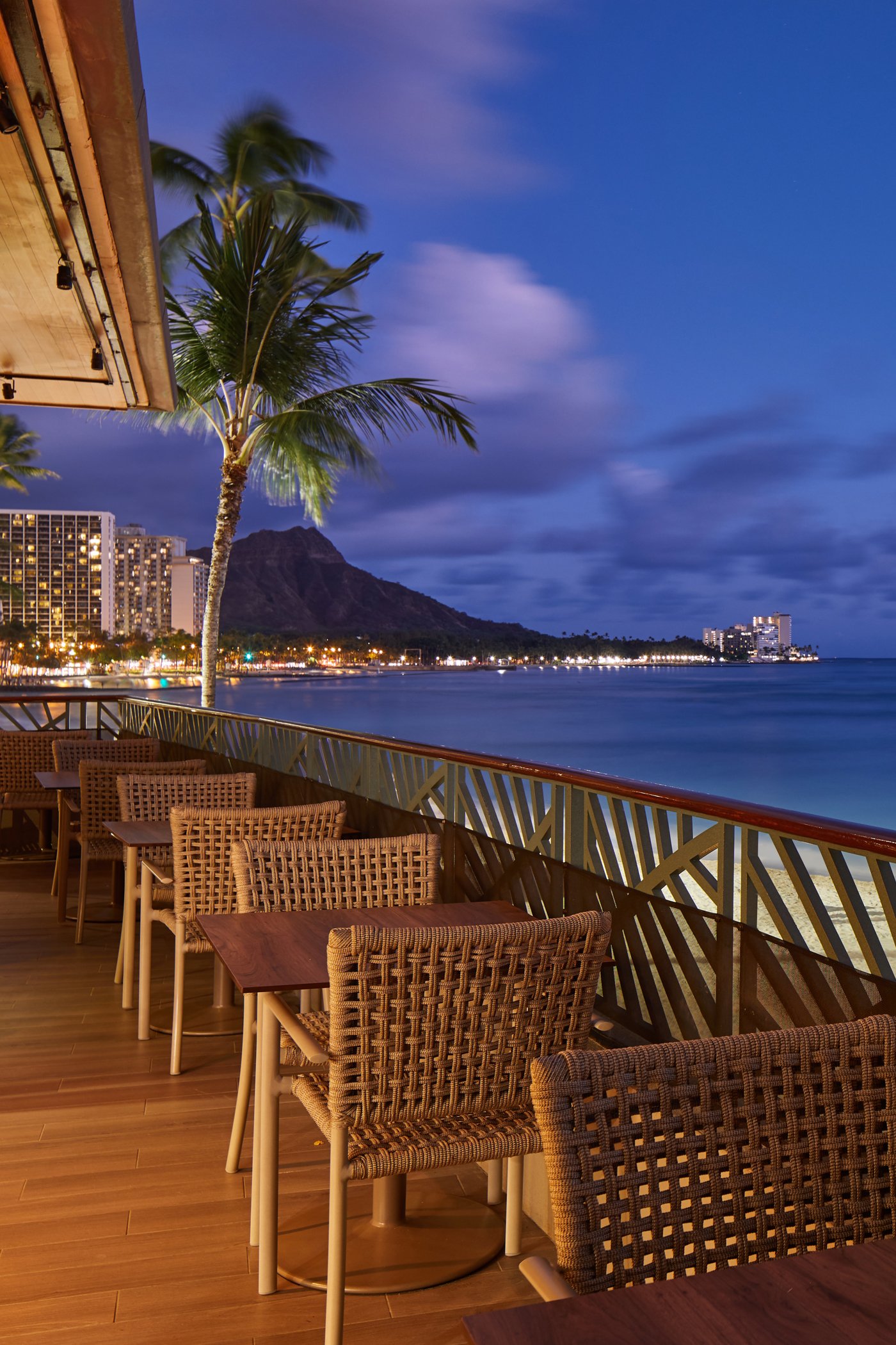 Nachtansicht bei Voyager47 Club Lounge im OUTRIGGER Waikiki Beach Resort