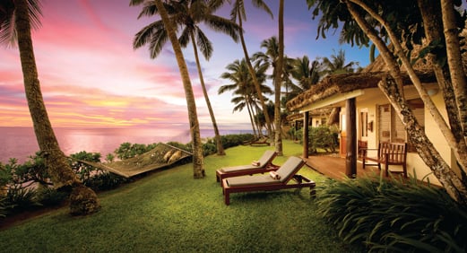 Blick auf den Pool des Outrigger Fiji Beach Resort bei Sonnenuntergang
