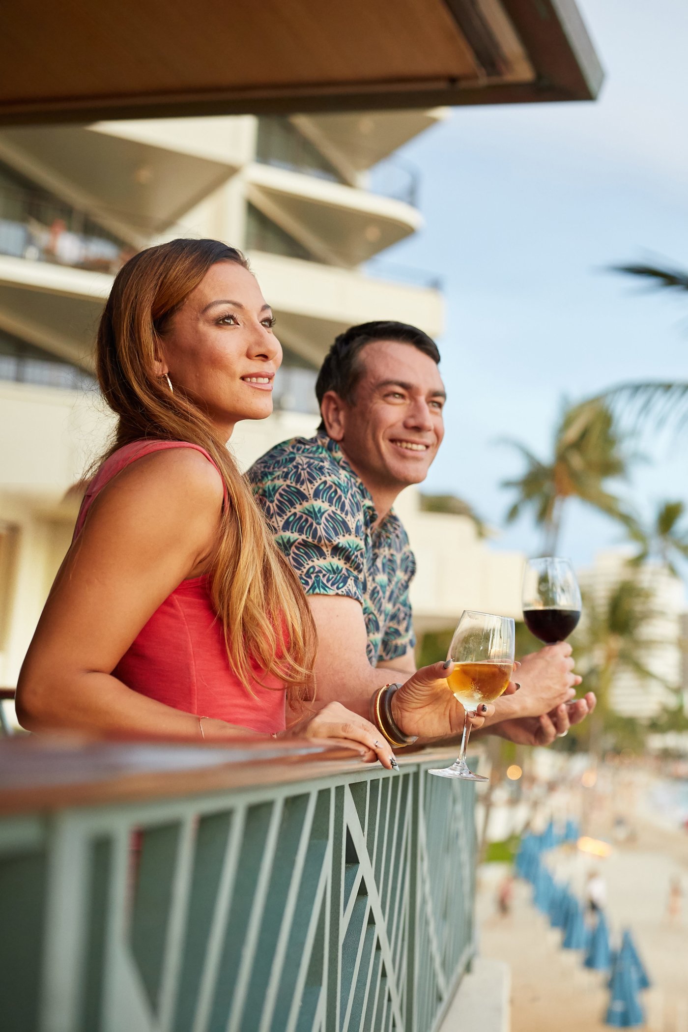 Paar genießt die Aussicht im Voyager47 Club Lounge im OUTRIGGER Waikiki Beach Resort