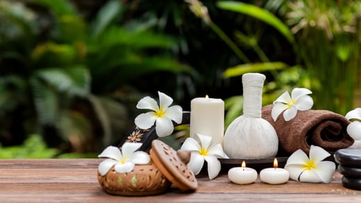 Thai-Massage mit Kräuterkompresse