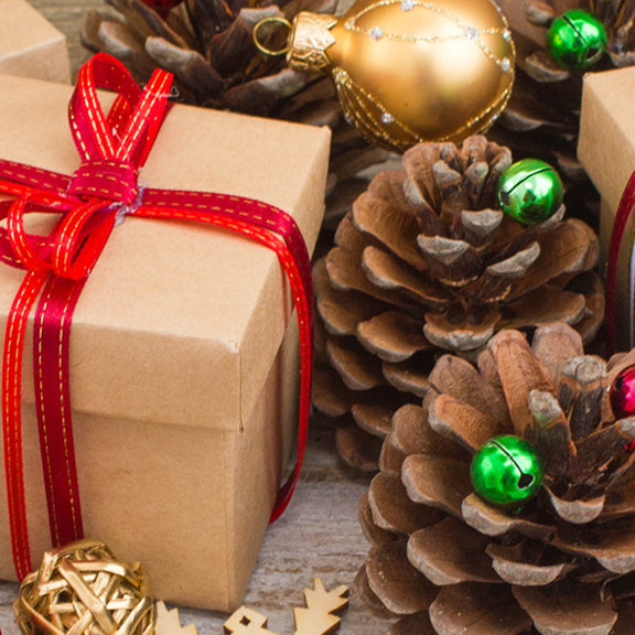 Braune Weihnachtsboxen und Dekorationen