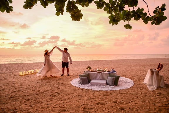 Outrigger Mauritius Beach Resort bei Sonnenuntergang