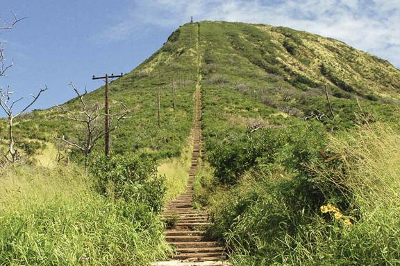 Erklimmen Sie den Koko Crater Railway Trail und genießen Sie die atemberaubende Aussicht auf die Insel